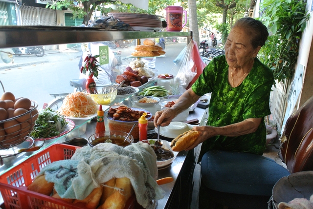 Bánh mì Việt Nam, hành trình từ ổ bánh “thượng lưu” cho đến món ăn đường phố làm kinh ngạc cả thế giới - Ảnh 14.