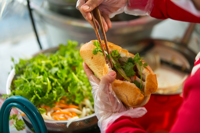 Bánh mì Việt Nam, hành trình từ ổ bánh “thượng lưu” cho đến món ăn đường phố làm kinh ngạc cả thế giới - Ảnh 18.