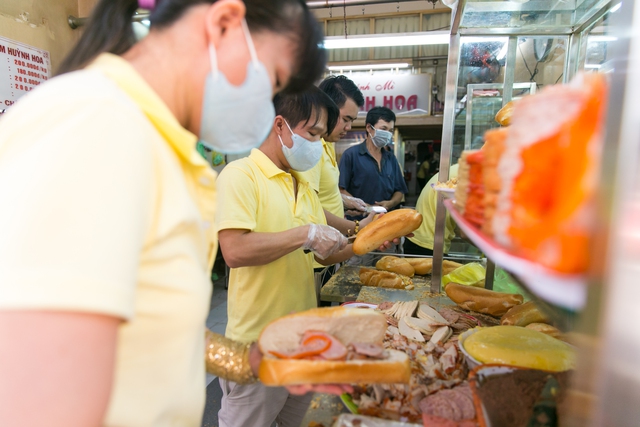 Bánh mì Việt Nam, hành trình từ ổ bánh “thượng lưu” cho đến món ăn đường phố làm kinh ngạc cả thế giới - Ảnh 25.