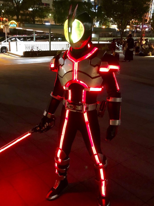 Lác mắt trước độ chịu chơi của cosplayer khi hóa thân thành Kamen Rider Faiz - Ảnh 11.