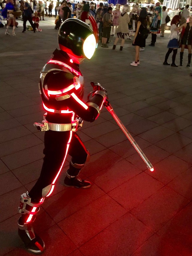 Lác mắt trước độ chịu chơi của cosplayer khi hóa thân thành Kamen Rider Faiz - Ảnh 9.