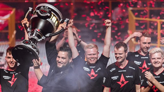 CS:GO: Cộng đồng quốc tế nói gì khi chứng kiến Astralis tiếp tục chiêu mộ “thành viên thứ 7”? - Ảnh 3.