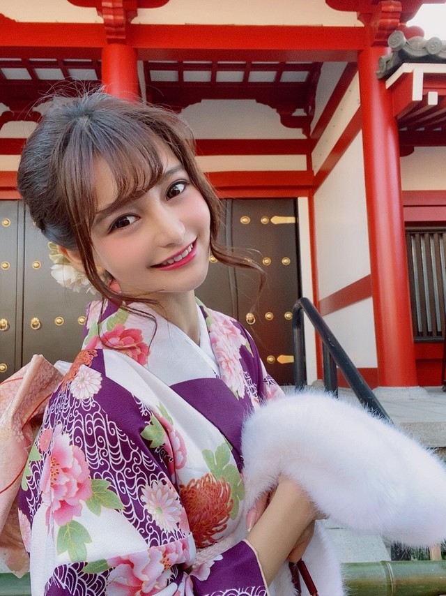 Ngắm nhan sắc Marin Hinata, mỹ nhân 18+ Nhật Bản đam mê thời trang đường phố - Ảnh 1.