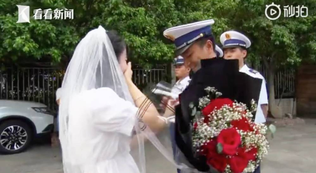 Bạn trai quá bận, cô gái tự mình mặc váy cưới và cầm hoa đến cầu hôn khiến dân tình cảm động - Ảnh 1.