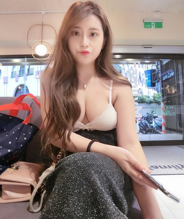 Chỉ mặc nội y ra ngoài mua sắm, nàng hot girl khiến dân tình bàn tán xôn xao, không tin được rằng cô nàng vẫn độc thân và đang tìm người yêu - Ảnh 2.