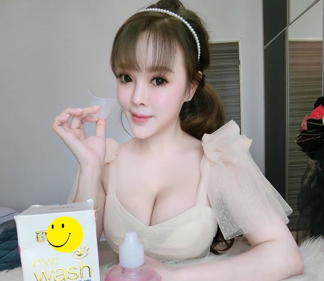 Ly hôn chồng đại gia, hot girl một thời giờ vất vả nuôi con, không ngại cởi áo trên livestream để bán hàng online - Ảnh 1.