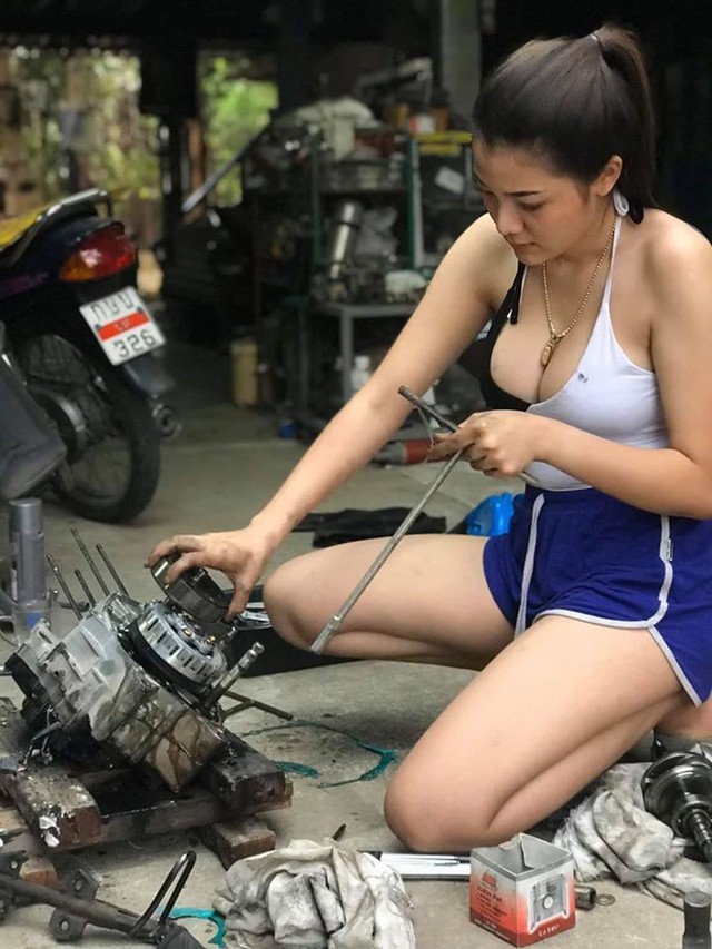 Ăn vận gợi cảm ngồi sửa xe máy rất chuyên nghiệp, cô gái xinh đẹp khiến cộng đồng mạng xôn xao, hào hứng xin info - Ảnh 4.