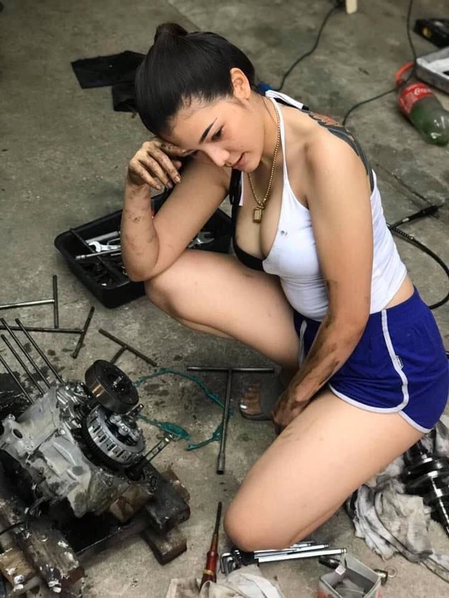 Ăn vận gợi cảm ngồi sửa xe máy rất chuyên nghiệp, cô gái xinh đẹp khiến cộng đồng mạng xôn xao, hào hứng xin info - Ảnh 5.