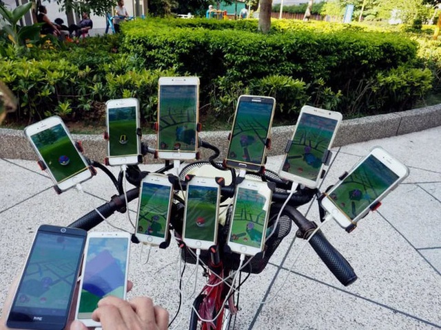 Ông lão nổi tiếng nhờ chơi Pokemon Go trên xe đạp vừa nâng cấp lên dàn 64 chiếc smartphone - Ảnh 1.