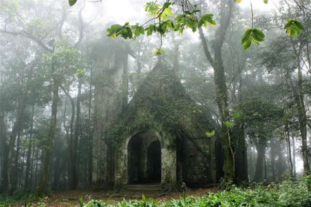 Khám phá những địa điểm bỏ hoang như game kinh dị tại Việt Nam: Nhà thờ cổ Ba Vì - Ảnh 2.