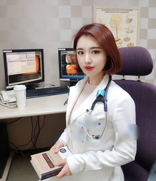 Cận cảnh nhan sắc gợi cảm của nữ bác sĩ xinh đẹp nhất Hàn Quốc, CĐM phải cảm thán Chỉ muốn ốm mãi không khỏi - Ảnh 3.