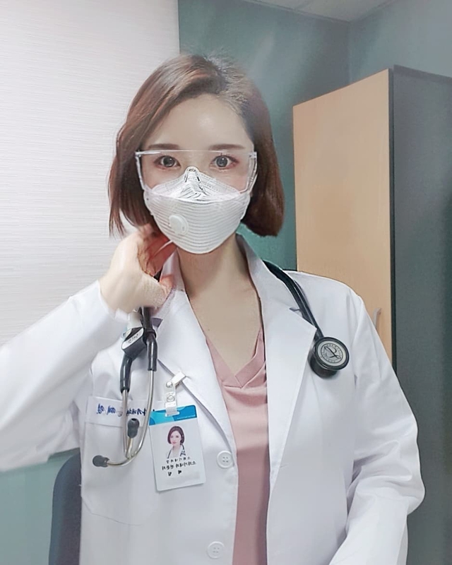Cận cảnh nhan sắc gợi cảm của nữ bác sĩ xinh đẹp nhất Hàn Quốc, CĐM phải cảm thán Chỉ muốn ốm mãi không khỏi - Ảnh 2.