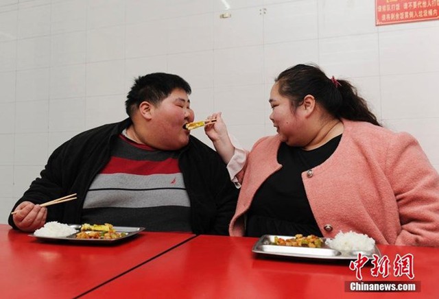 Cặp vợ chồng có tổng cân nặng 400kg đón tin vui sau nỗ lực giảm cân phi thường - Ảnh 1.