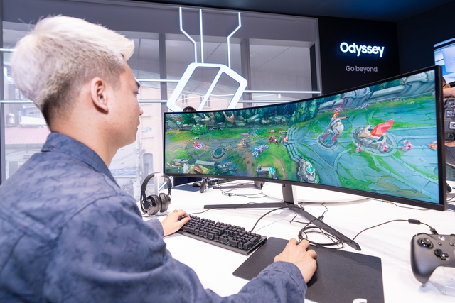 Game thủ đứng hình khi trải nghiệm màn hình gaming cong Odyssey G7 và G9 mới của Samsung - Ảnh 2.