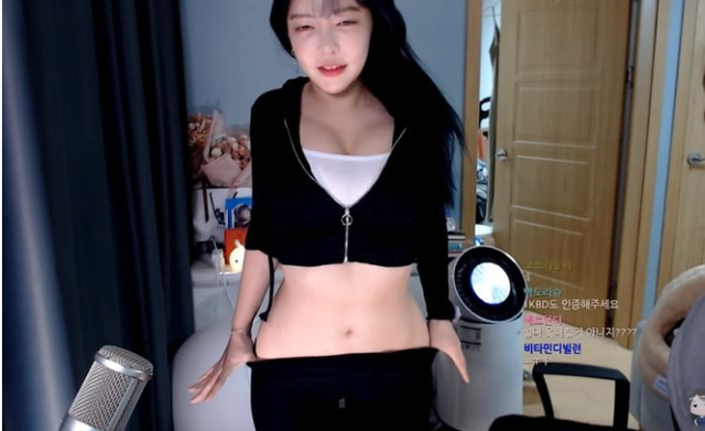 Bị người xem chê béo, khinh thường không có xương chậu, nữ streamer xinh đẹp lên sóng livestream tụt quần cho fan kiểm chứng và cái kết đắng - Ảnh 5.