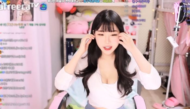 Lười biếng, livestream cảnh ngủ trên sóng, nữ streamer xinh đẹp vẫn hút hàng ngàn người xem, nhưng suýt bay màu kênh vì khoảnh khắc hớ hênh - Ảnh 1.