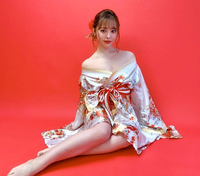 Ngẩn ngơ trước vẻ đẹp của Yuna Ogura, mỹ nhân 18+ quyến rũ của người Nhật - Ảnh 1.