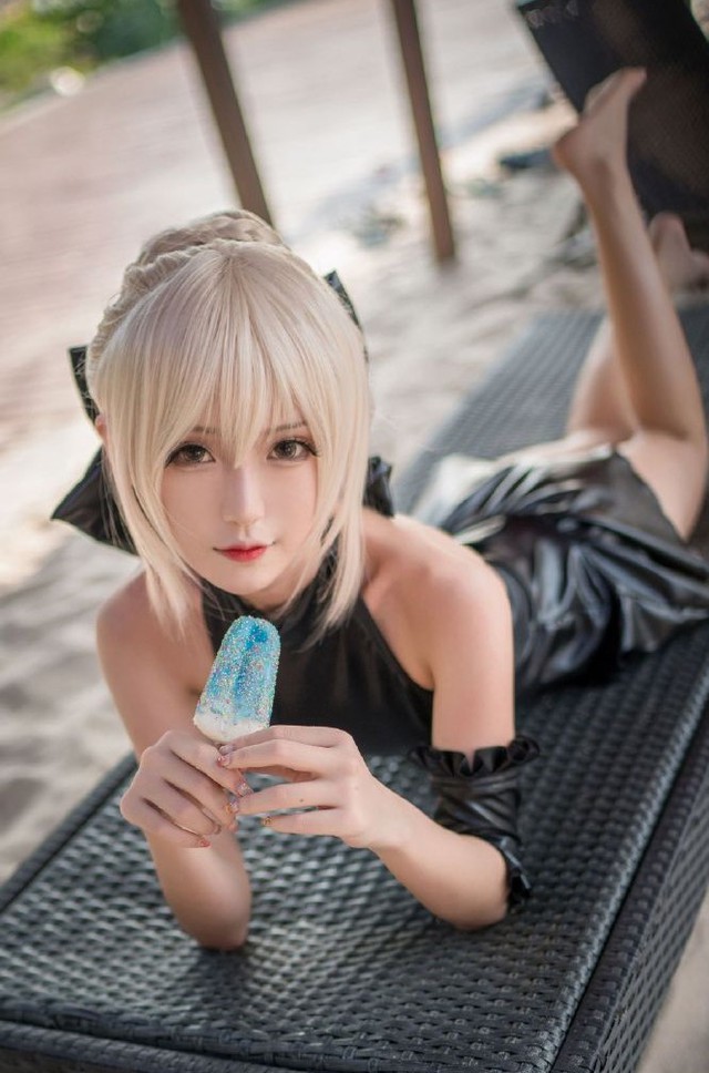 Cosplay Saber ăn kem cực gợi cảm bên hồ nước, điểm nhấn chính là đôi chân dài miên man - Ảnh 5.