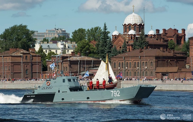 Chiêm ngưỡng 250 tàu chiến khủng của Nga trong lễ duyệt binh mừng ngày hải quân - Ảnh 2.