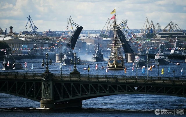 Chiêm ngưỡng 250 tàu chiến khủng của Nga trong lễ duyệt binh mừng ngày hải quân - Ảnh 1.