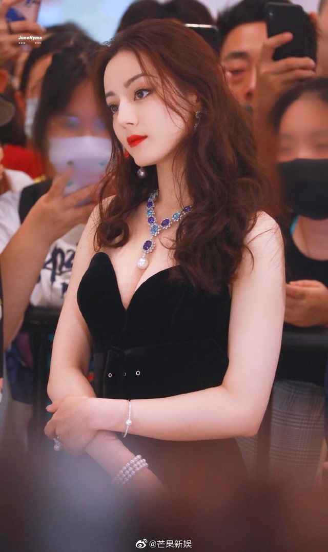 Nhan sắc đỉnh cao của Địch Lệ Nhiệt Ba hiện tại