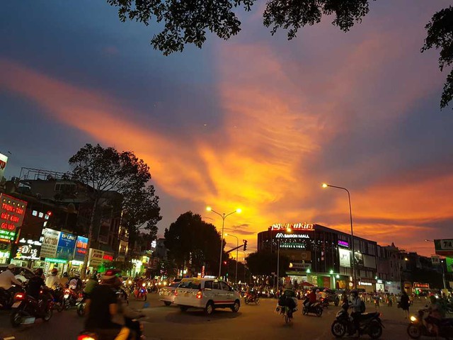 Cộng đồng mạng bất ngờ, trầm trồ trước hiện tượng thời tiết Bắc rồng bay, Nam phượng múa trên bầu trời Việt Nam - Ảnh 2.