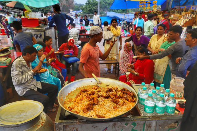Món cơm rang huyền thoại này đã thống trị bữa ăn ba miền đất Ấn Độ, Pakistan và Bangladesh như thế nào? - Ảnh 1.