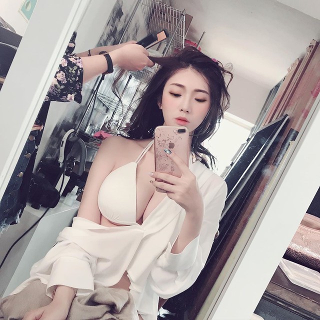 Nhá hàng hình selfie trong siêu thị, nàng hot girl gây sốc cộng đồng mạng, trang cá nhân đã có hơn 3 triệu lượt follow - Ảnh 10.