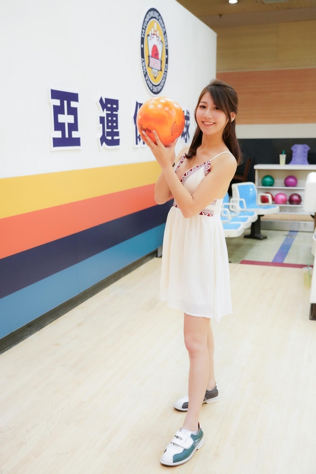 Đăng ảnh đi chơi bowling gợi cảm, nàng hot girl được fan khen ngợi: Tâm hồn cũng tròn, đẹp như quả bowling vậy - Ảnh 4.