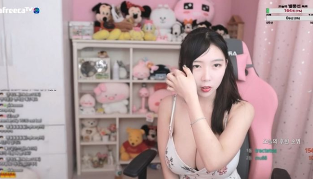 Tận dụng lợi thế vòng một khủng của mình để thành Youtuber, cô gái gây tranh cãi khi tự hào Ngực của tôi là nội dung chính cho người xem - Ảnh 5.