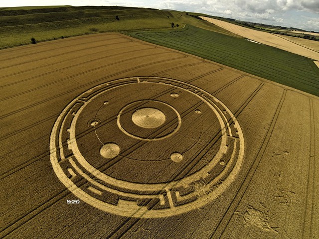 Khám phá bí ẩn Crop Circle - những vòng tròn tuyệt tác được cho là của người ngoài hành tinh - Ảnh 14.