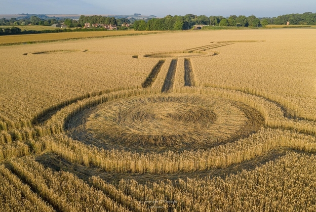 Khám phá bí ẩn Crop Circle - những vòng tròn tuyệt tác được cho là của người ngoài hành tinh - Ảnh 6.