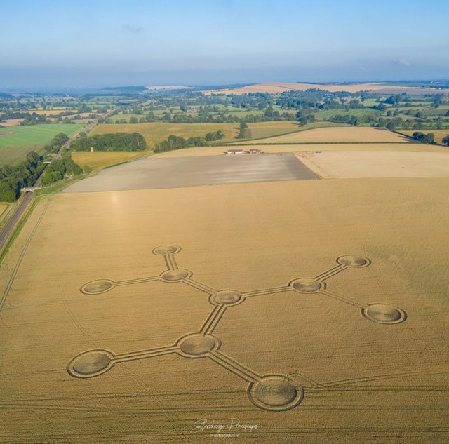 Khám phá bí ẩn Crop Circle - những vòng tròn tuyệt tác được cho là của người ngoài hành tinh - Ảnh 5.