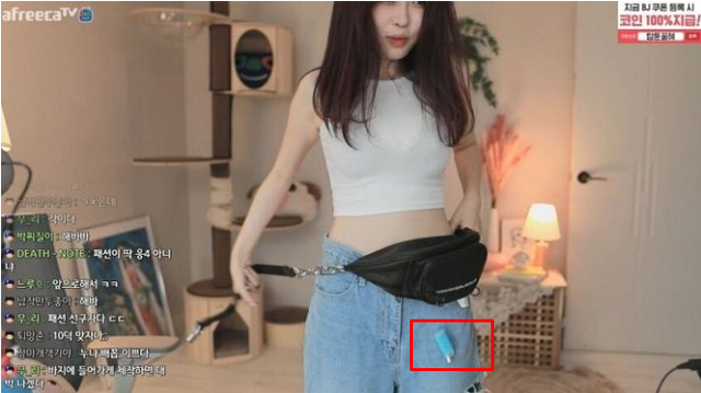 Vô tình để lộ vật phẩm nhạy cảm trên sóng, nữ streamer xinh đẹp nhận muôn vàn chỉ trích, bị fan hâm mộ quay lưng - Ảnh 3.