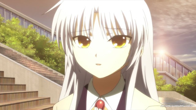 Kanade Tachibana là cô gái tóc bạc nổi tiếng trong Angel Beats