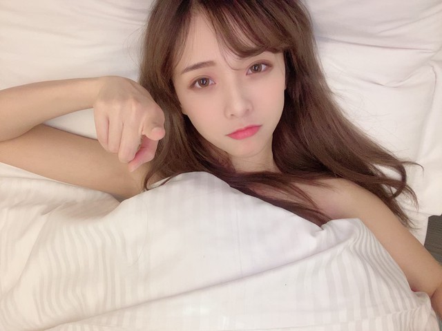 Bị fan nam gạ gẫm làm sugar baby với giá 400 triệu, nữ streamer xinh đẹp công khai tin nhắn với người xem, tự hỏi Tôi rẻ mạt thế sao - Ảnh 2.