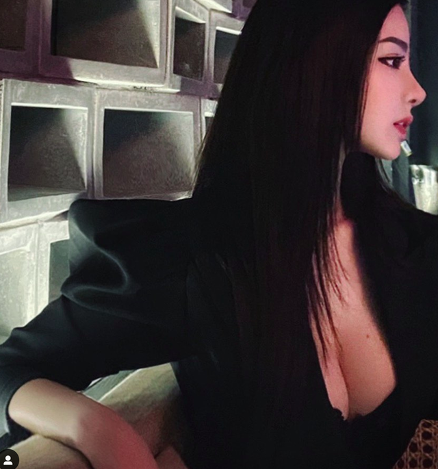 Profile mỹ nhân Karik vừa công khai hẹn hò: Nhan sắc gây tranh cãi vì... như búp bê sống, “xịt máu mũi” với body bốc lửa - Ảnh 9. Profile mỹ nhân Karik vừa công khai hẹn hò: Nhan sắc gây tranh cãi vì... như búp bê sống, “xịt máu mũi” với body bốc lửa - Ảnh 9.