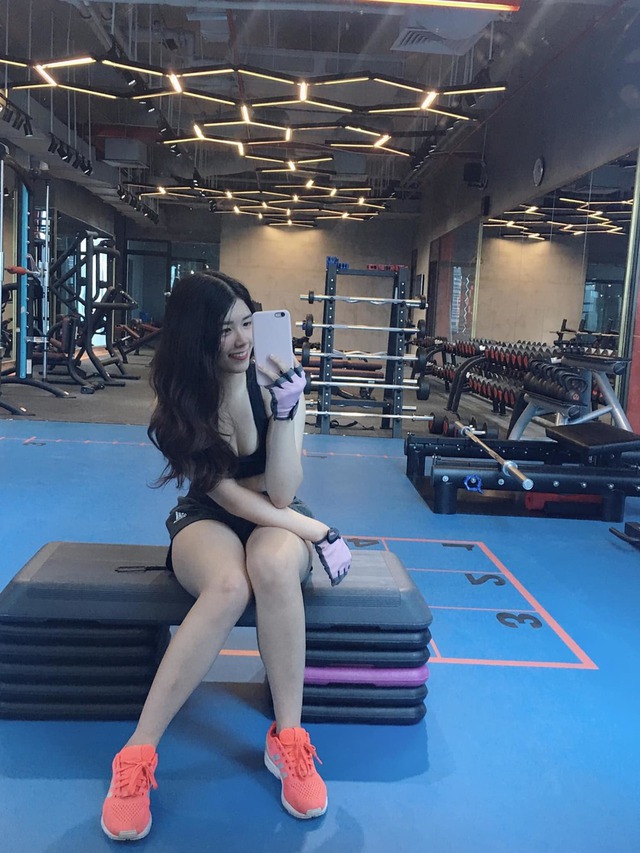 Không những thế còn rất gợi cảm trong bức ảnh ở phòng tập gym này nữa