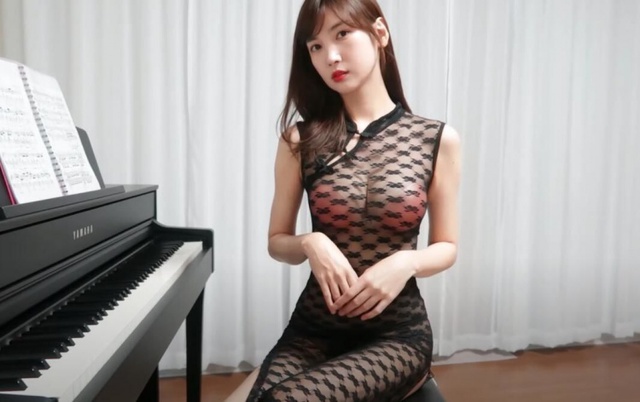 Livestream với piano nhưng còn chưa chơi nổi một bài nhạc, nữ Youtuber xinh đẹp đã có gần triệu view với trang phục mặc như không mặc - Ảnh 3.