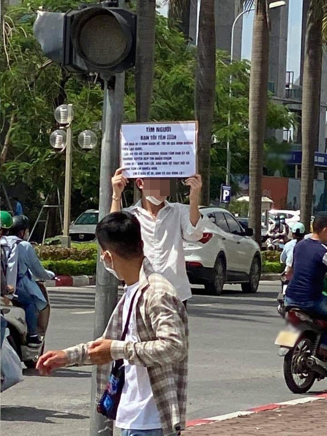 Rep tin nhắn chậm khiến bạn gái bỏ đi 3 ngày chưa về, anh thanh niên phơi nắng, cầm bảng đứng tìm người giữa phố - Ảnh 3.