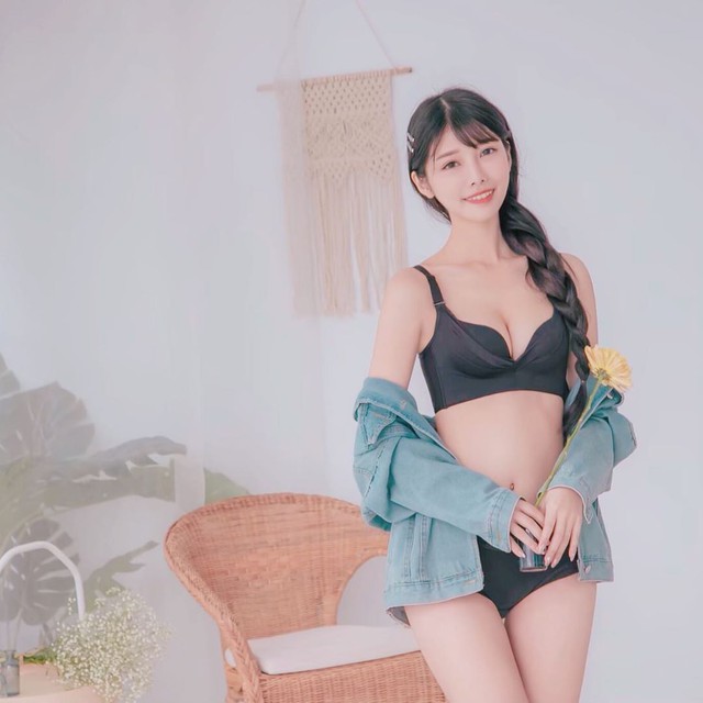 Diện style mặc như không mặc sexy ra phố, nàng hot girl khiến CĐM hết hồn khi tìm ra trang cá nhân và nhan sắc thật - Ảnh 5.