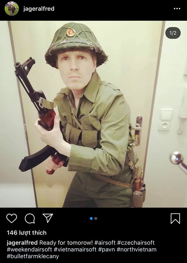 Ảnh chụp cosplayer trong nhóm đang 'ướm thử' trang phục quân đội Việt Nam