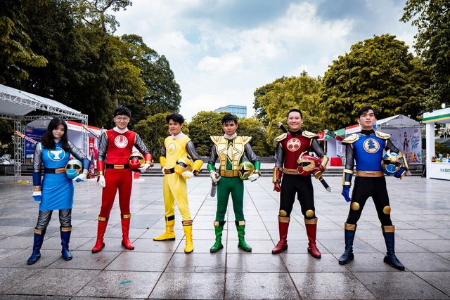 Super Sentai: Ký ức tuổi thơ ùa về với dàn siêu nhân xuất hiện trong lòng Hà Nội - Ảnh 2.