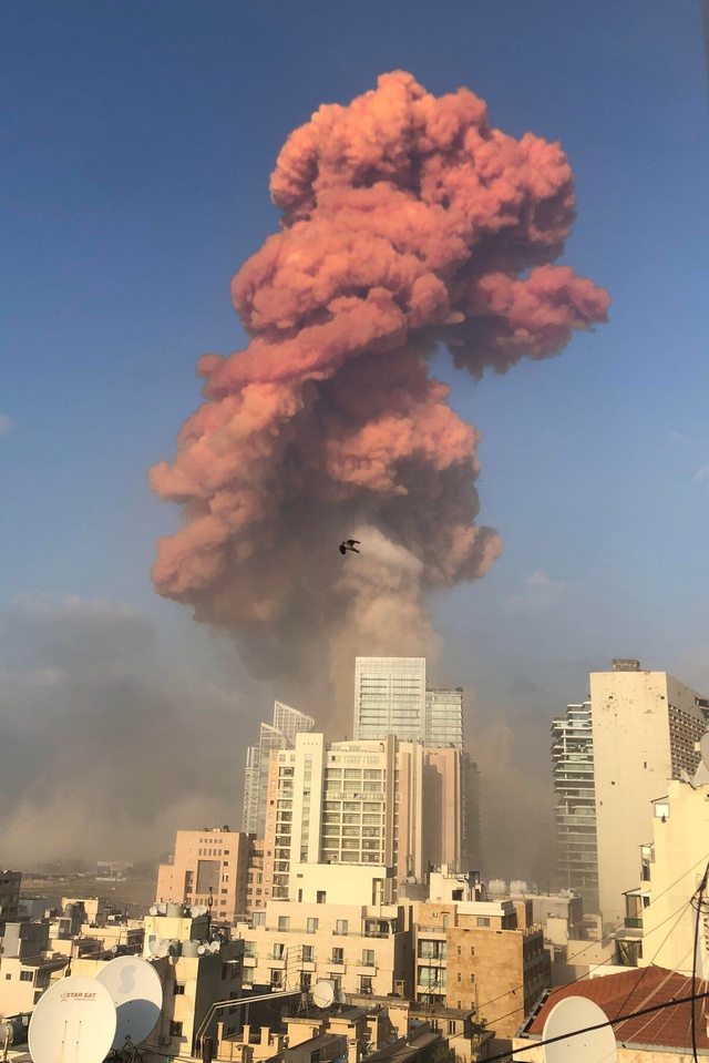 Khung cảnh tan hoang như game hậu tận thế tại Beirut (Lebanon) sau vụ nổ mạnh ngang 240 tấn TNT - Ảnh 2.