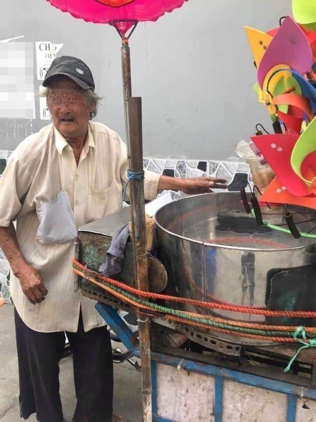 Lừa tiền hàng cả ngày của cụ già bán chong chóng nghèo, cặp đôi trẻ bị cộng đồng mạng chỉ trích, phẫn nộ tới cực điểm - Ảnh 1. Lừa tiền hàng cả ngày của cụ già bán chong chóng nghèo, cặp đôi trẻ bị cộng đồng mạng chỉ trích, phẫn nộ tới cực điểm - Ảnh 1.