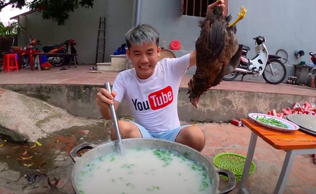 Hưng Vlog ẩn video ăn cháo gà luộc nguyên lông, dân mạng trút giận vào những kênh cố reup lại - Ảnh 1.