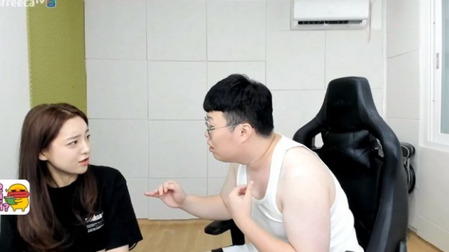 Cưỡng hôn gái xinh trên sóng, anh chàng streamer nhận muôn vàn chỉ trích từ phía người xem - Ảnh 1.