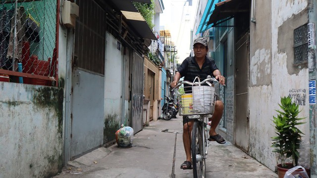 Săn tiểu cường bằng tay không, người đàn ông ở Sài Gòn kiếm tiền triệu để nuôi 4 con - Ảnh 2.