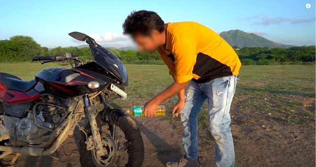 Bắt chước Ghost Rider, hai Youtuber người Ấn tự tẩm xăng lên xe, thực hiện màn trình diễn nguy hiểm để rồi nhận muôn vàn chỉ trích - Ảnh 3.