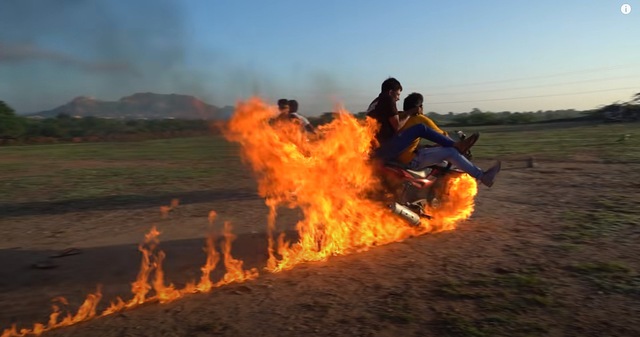 Bắt chước Ghost Rider, hai Youtuber người Ấn tự tẩm xăng lên xe, thực hiện màn trình diễn nguy hiểm để rồi nhận muôn vàn chỉ trích - Ảnh 4.